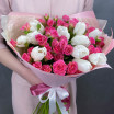 Ласковое воспоминание- букет из белых тюльпанов и кустовых роз 2